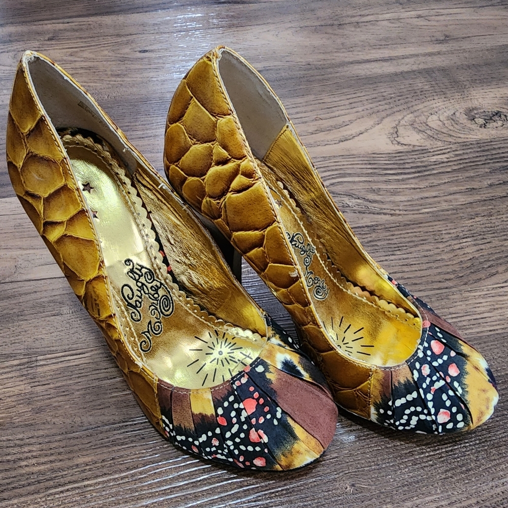 Naughty Monkey Snakeskin‎ Gold Feather Design Pumps Heels Size 7